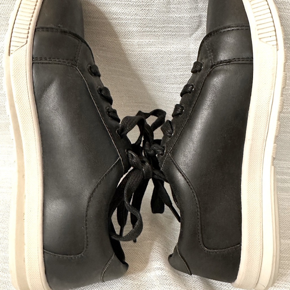 Women’s Deer Stags sneakers size 5M, gently used